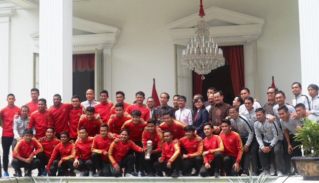 Timnas U-22 saat bertemu Presiden Joko Widodo. Foto: Medcom.id/Dheri