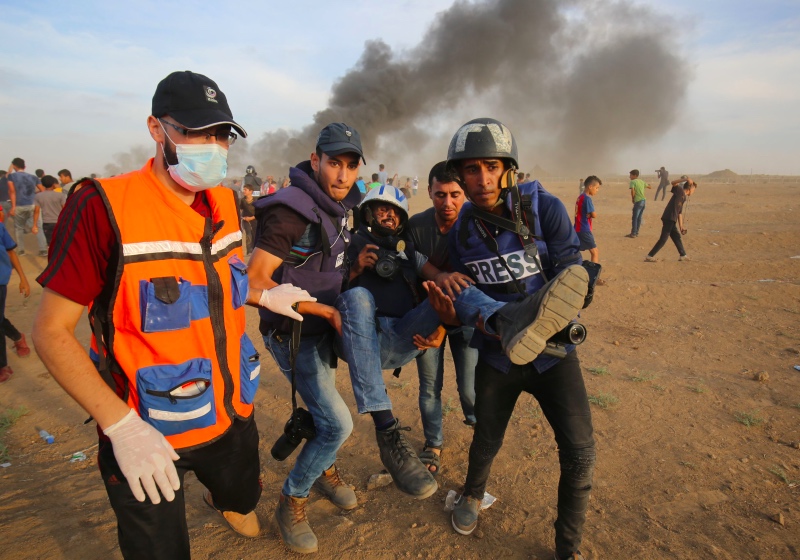 Seorang jurnalis yang menjadi korban kekerasan pasukan Israel saat protes di Gaza Oktober 2018 lalu. (Foto: AFP).