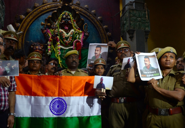 Ribuan Warga Menunggu Pilot India Dikembalikan dari Pakistan