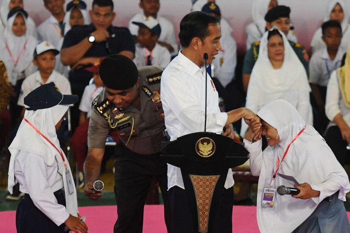 Jokowi Serahkan KIP Kepada Siswa di Gorontalo
