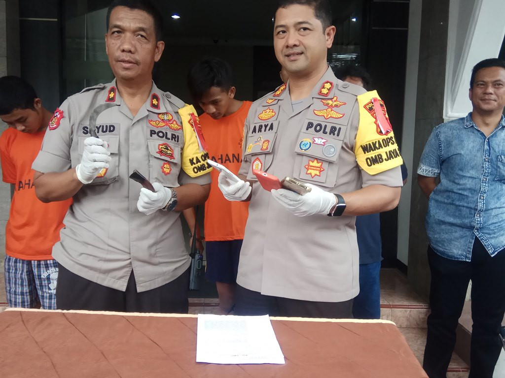 Kapolsek Cimanggis Kombespol Suyud menunjukkan barang bukti dan senjata tajam milik pelaku. Medcom.id