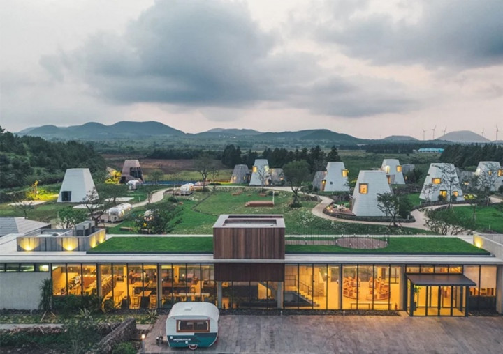 Around Follie, Kemping Mewah Berbalut Suasana Vintage