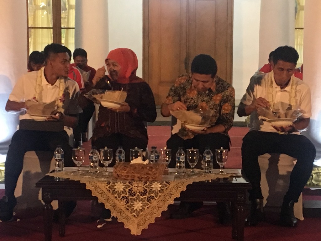 Gubernur Jatim Khofifah Indar Parawansa didampingi Wakilnya Emil Elistianto Dardak, saat menikmati nasi bungkus bersama empat penggawa Timnas U-22 di Gedung Negara Grahadi di Surabaya. (Foto: medcom.id/Amal).