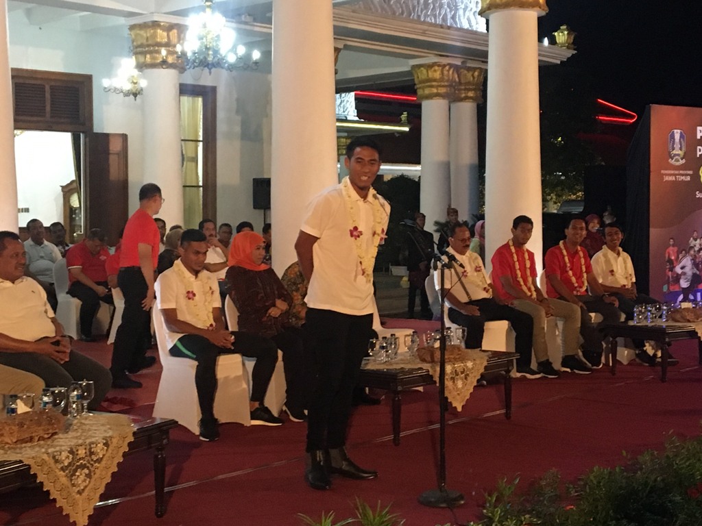 Hanif Sjahbandi saat melontrkan ucapan terima kasih atas penyambutan dari Gubernur Jatim atas kesuksesan ia dan Timnas U-22 juara Piala AFF U-22 di Kamboja (Foto: medcom.id/Amal)