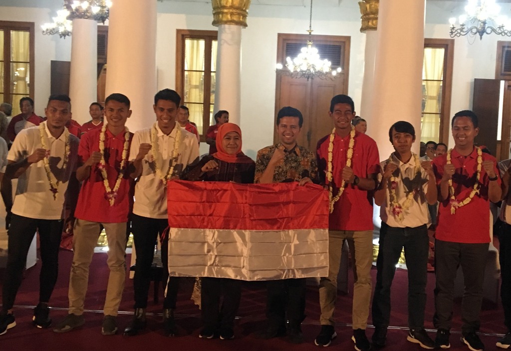 Gubernur Jatim Khofifah Indar Parawansa saat memberikan bonus terhadap empat pemain Timnas U-22 asal Jatim di Gedung Negara Grahadi Surabaya. (Foto: Medcom.id/Amal).