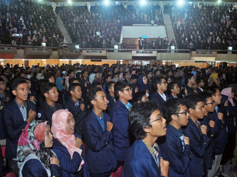 Sejumlah mahasiswa IPB mengepalkan tangan di dada saat mengucapkan ikrar kesetiaan mahasiswa IPB menjaga Bhinneka Tunggal Ika. Foto: Antara/Arif Firmansyah.