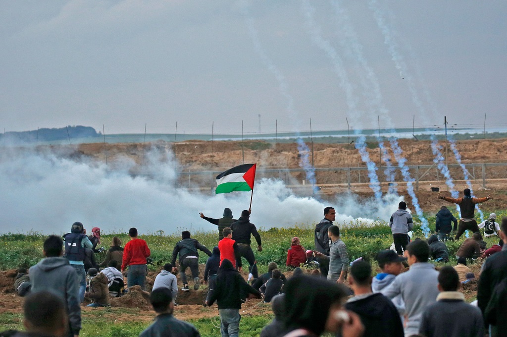 Demonstran Palestina bentrok dengan pasukan keamanan Israel di perbatasan Gaza, 1 Maret 2019. (Foto: AFP/SAID KHATIB)