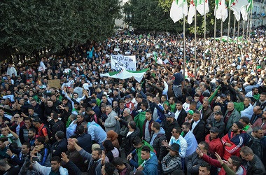 Puluhan Ribu Warga Aljazair Menentang Presiden Bouteflika