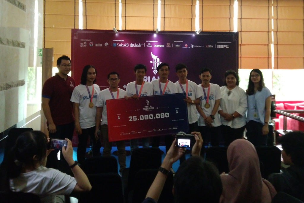 Seremoni penyerahan hadiah Cupu Team. (Foto: Zam/Medcom.id)