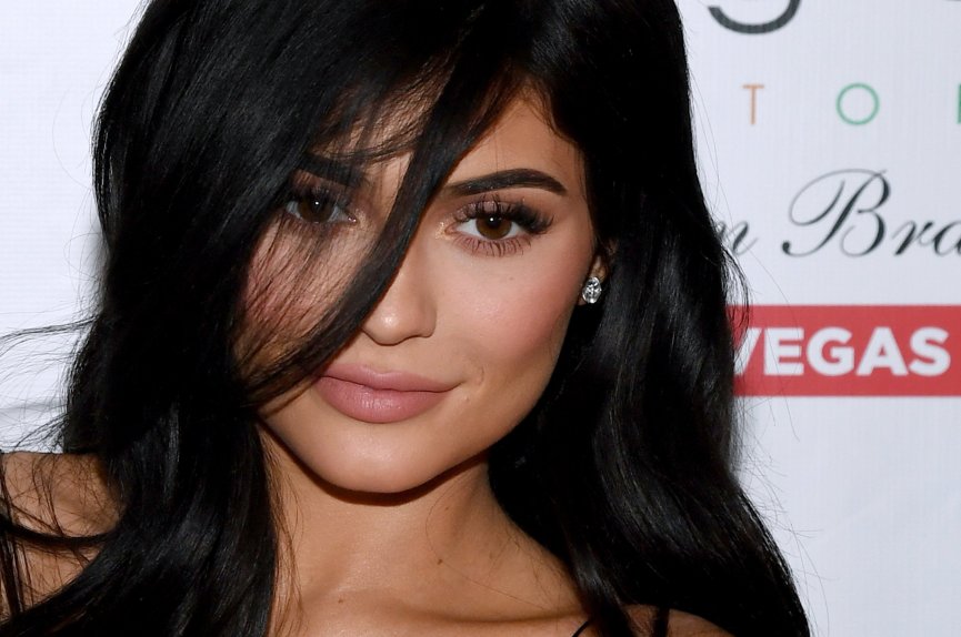 Kylie Jenner mengenakan headpiece karya A Rinaldi pada pemotretan cover majalah Bazar 2018 (Foto:Getty Images)