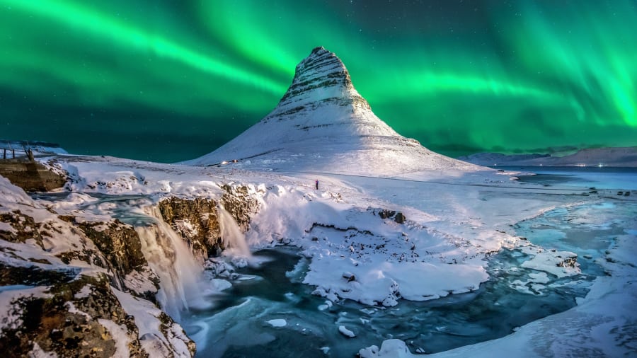 Penyatuan semua elemen alam disajikan Gunung Kirkjufell di semenanjung Snaefellsnes.(Foto: CNN Travel)