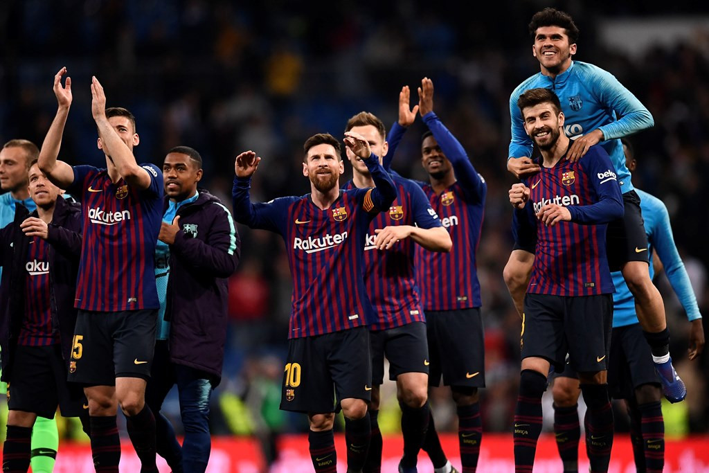 Pemain-pemain Barcelona merayakan kemenangan mereka atas Real Madrid (AFP/Oscar Del Pozo)