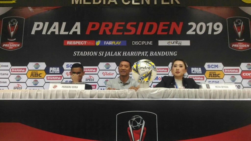 Pelatih Perseru Serui, I Putu Gede (tengah) (Medcom.id/Roni)