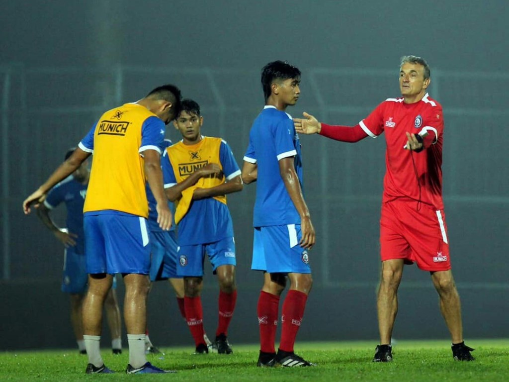 Pelatih Arema FC, Milomir Seslija (kanan) (Medcom.id/Daviq)
