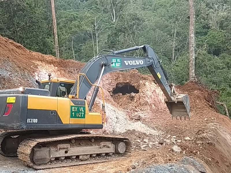  Tim SAR gabungan menggunakan alat berat membuka akses masuk ke dalam lubang tambang yang longsor dan menimbun puluhan korban di Desa Bakan, Kecamatan Lolayan, Bolmong, Sulut, Minggu, 3 Maret 2019. Medcom.id/Mulyadi Pontororing