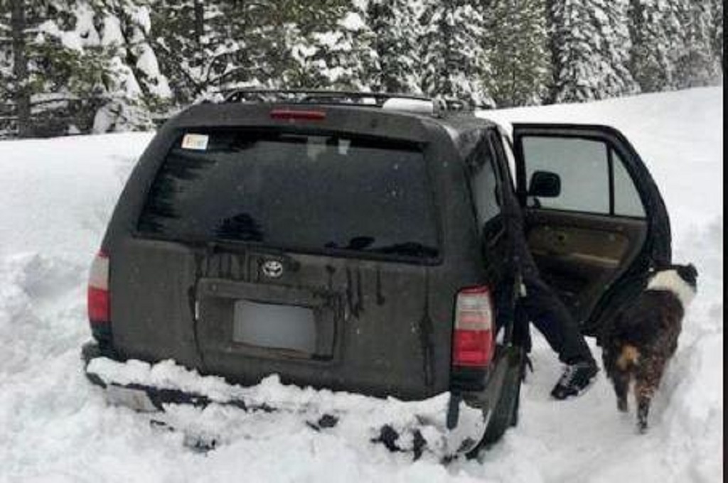 Mobil milik Jeremy R. Taylor yang terjebak di salju di wilayah Oregon, AS. (Foto: Deschutes County Sheriff Office/Facebook)