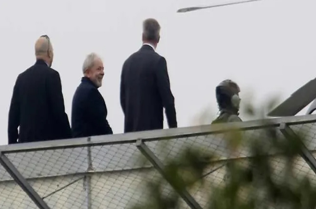 Mantan Presiden Brasil Luiz Inacio Lula da Silva (dua kiri) saat dikawal dalam perjalanan pulang ke penjara, 2 Maret 2019. (Foto: AFP/Franklin de Freitas)