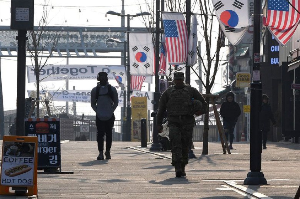 Seorang prajurit berjalan di Camp Humphreys di Pyeongtaek, Korsel, 21 Februari 2019. (Foto: AFP)