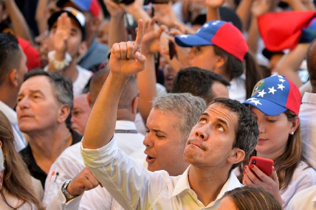 Tokoh oposisi Venezuela Juan Guaido bersama para pendukungnya di Cucuta, Kolombia, 22 Februari 2019. (Foto: LUIS ROBAYO | AFP | Getty Images)