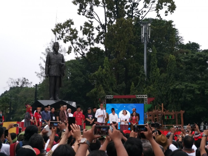 Jokowi Wacanakan Kebijakan untuk Memakai Sarung