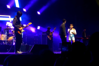 Penampilan Manis Lala Karmela di Panggung Maliq & D'essentials