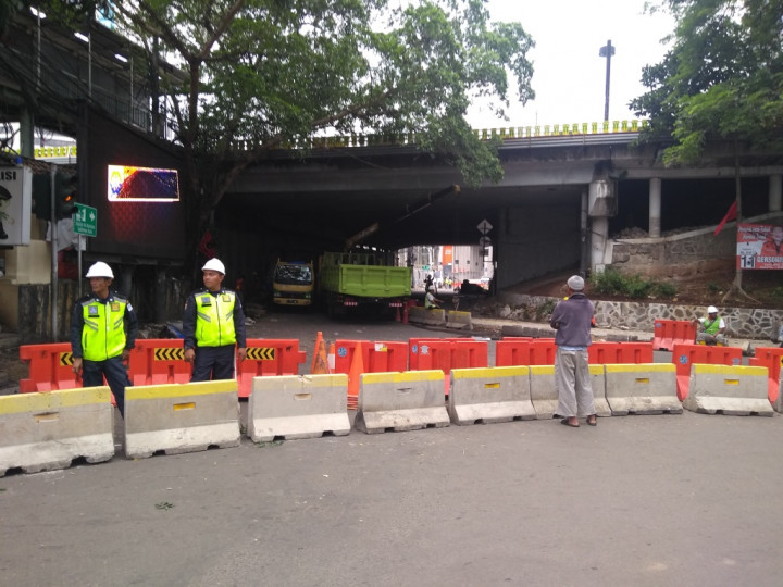 Jalan di Bawah <i>Fly Over</i> Sudirman Ditutup