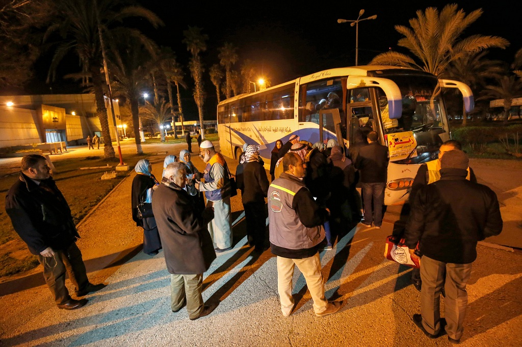 Sekelompok warga Palestina hendak menaiki bus di perbatasan Rafah untuk menuju Bandara Kairo, Mesir, 3 Maret 2019. (Foto: AFP/SAID KHATIB)