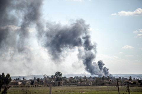 Asap Hitam Membubung Tinggi dari Markas Terakhir ISIS