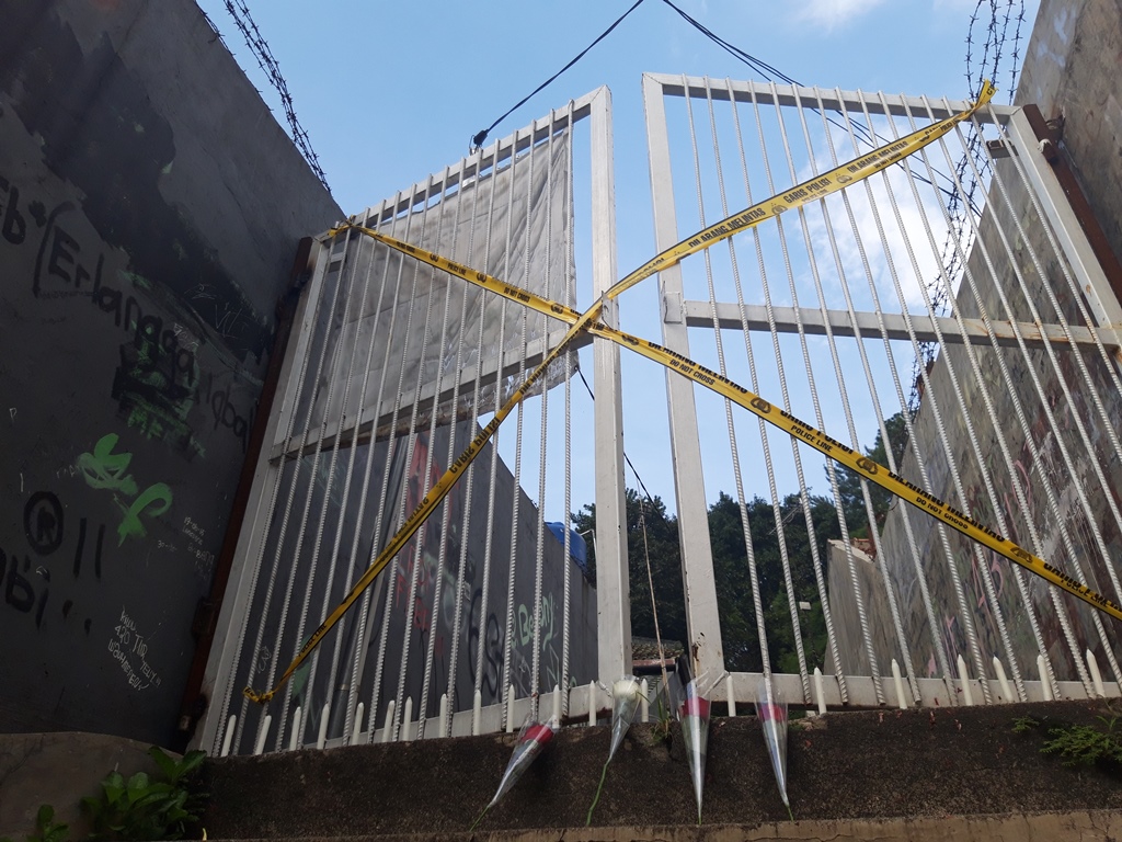 Lokasi pembunuhan siswi SMK Baranangsiang di Jalan Riau, Kecamatan Bogor Selatan, Kota Bogor, Jawa Barat, masih dipasangi garis polisi .