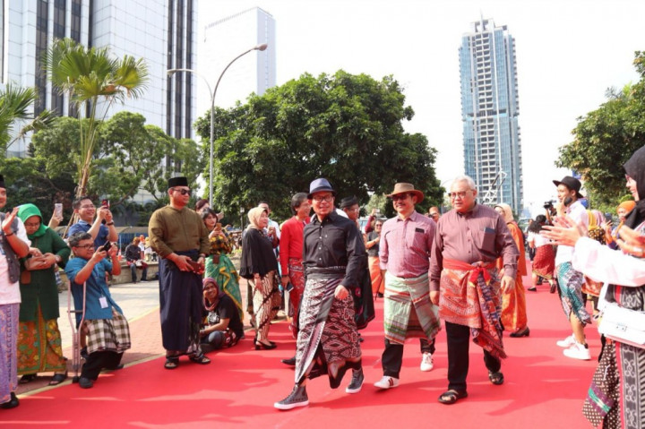 Kemenperin Angkat Sarung Jadi Tren Baru