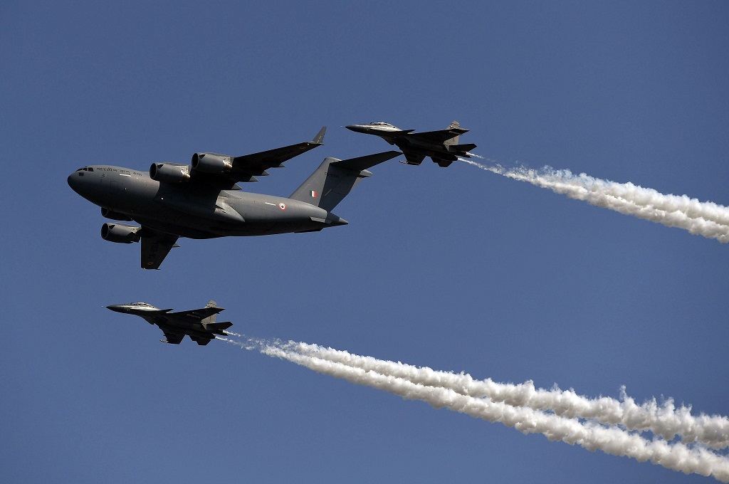 Dua pesawat jet tempur Sukhoi mengawal pesawat transport di Ghaziabad, India, 6 Oktober 2018. (Foto: AFP/PRAKASH SINGH)