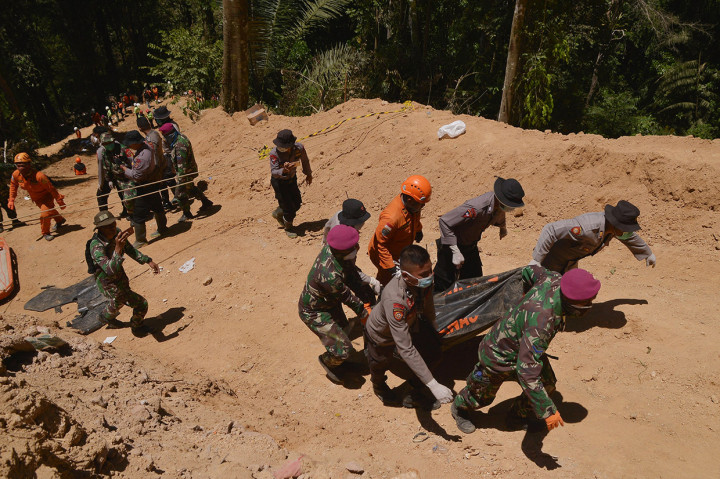 10 Kantong Jenazah Korban Longsor Tambang Emas Dievakuasi