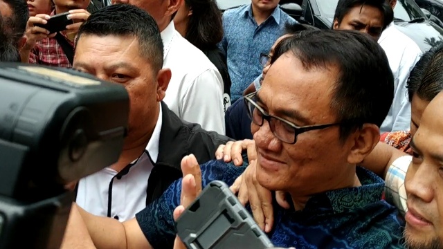 Andi Arief Ancam Mahfud MD