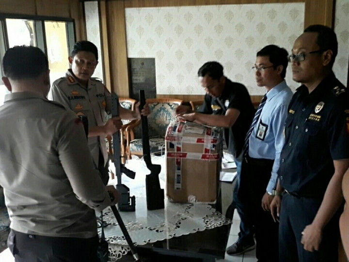 Bea Cukai Solo Paket Senjata Api Tak Bertuan