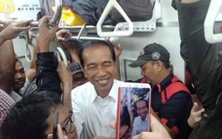 TKN: Kompetitor Gagal Memahami Sikap Merakyat Jokowi