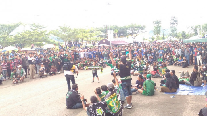 Jelang Laga Persib vs Persebaya, Bonek Mulai Padati Jalak Harupat
