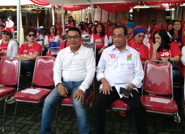 Wakil Ketua TKN Jokowi-Ma'ruf, Moeldoko (kiri) dan Menteri Perhubungan Budi Karya Sumadi (kanan) - Medcom.id/Arga Sumantri.