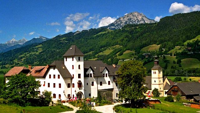 Menjelajahi Hotel Kastil di Eropa