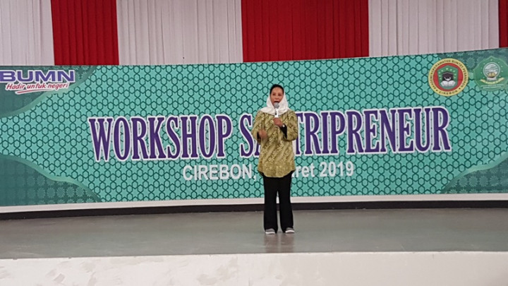 Rini Soemarno Pamer Pembangunan Tol ke Santri Cirebon