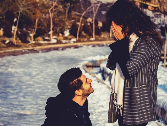 Tidak hanya melalui kata-kata, aksinya menunjukkan bahwa dia memang sungguh-sungguh mencintai Anda. (Foto: Pexels.com)