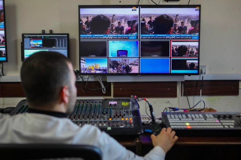Jurnalis televisi Al-Aqsa di dalam sebuah studio di Gaza. (Foto: MEE).