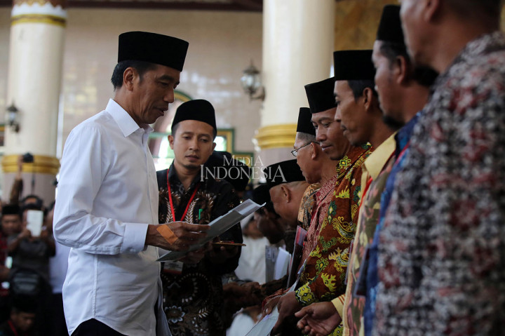 Jokowi Serahkan Ratusan Sertifikat Wakaf di Lampung