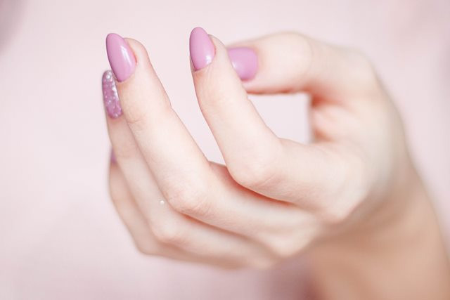 Bintik-bintik di kuku disebut juga dengan leukonychia. Penyebab paling umum dari leukonychia adalah cedera pada dasar kuku. (Foto: Ilustrasi. Dok. Pexels.com)