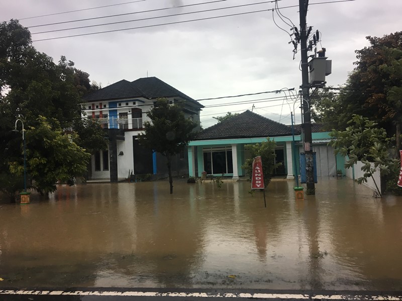 TKN Minta Banjir di Madiun Tak Dipolitisasi