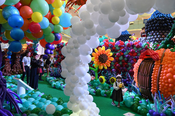 Kunjungi Festival Seni Balon Indonesia di Surabaya