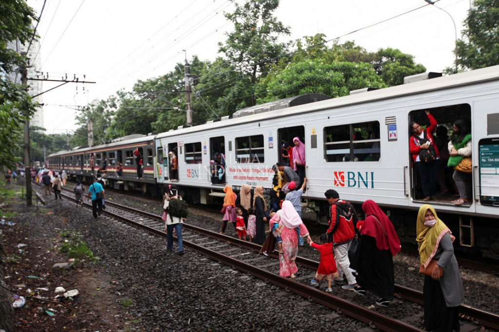 Rangkaian KRL Bogor Terguling