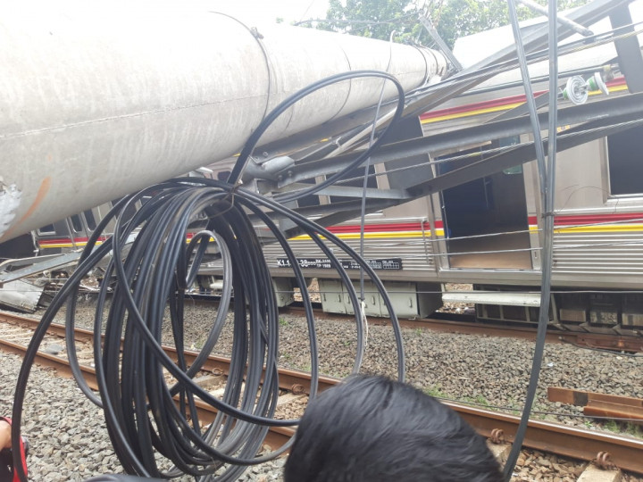 PLN: Tiang Listrik Timpa KRL Terguling Milik KAI