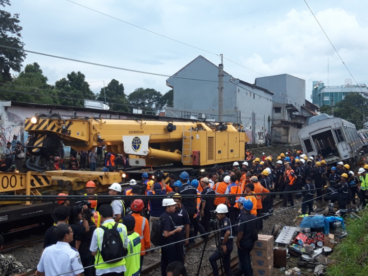 Kereta <I>Crane </i> Diterjunkan Evakuasi KRL Terguling