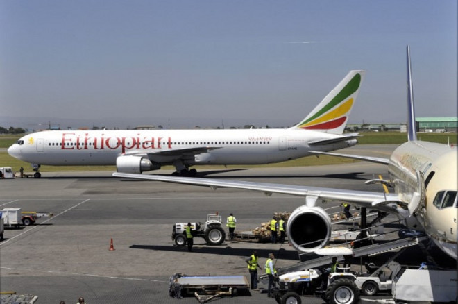 Sebuah pesawat Ethiopian Airlines terparkir di bandara Nairobi, Kenya. (Foto: AFP/Simon Maina)