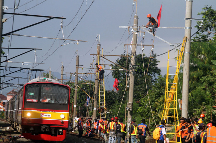 PT KCI Perbaiki Jaringan Listrik Aliran Atas Pascakecelakaan KRL